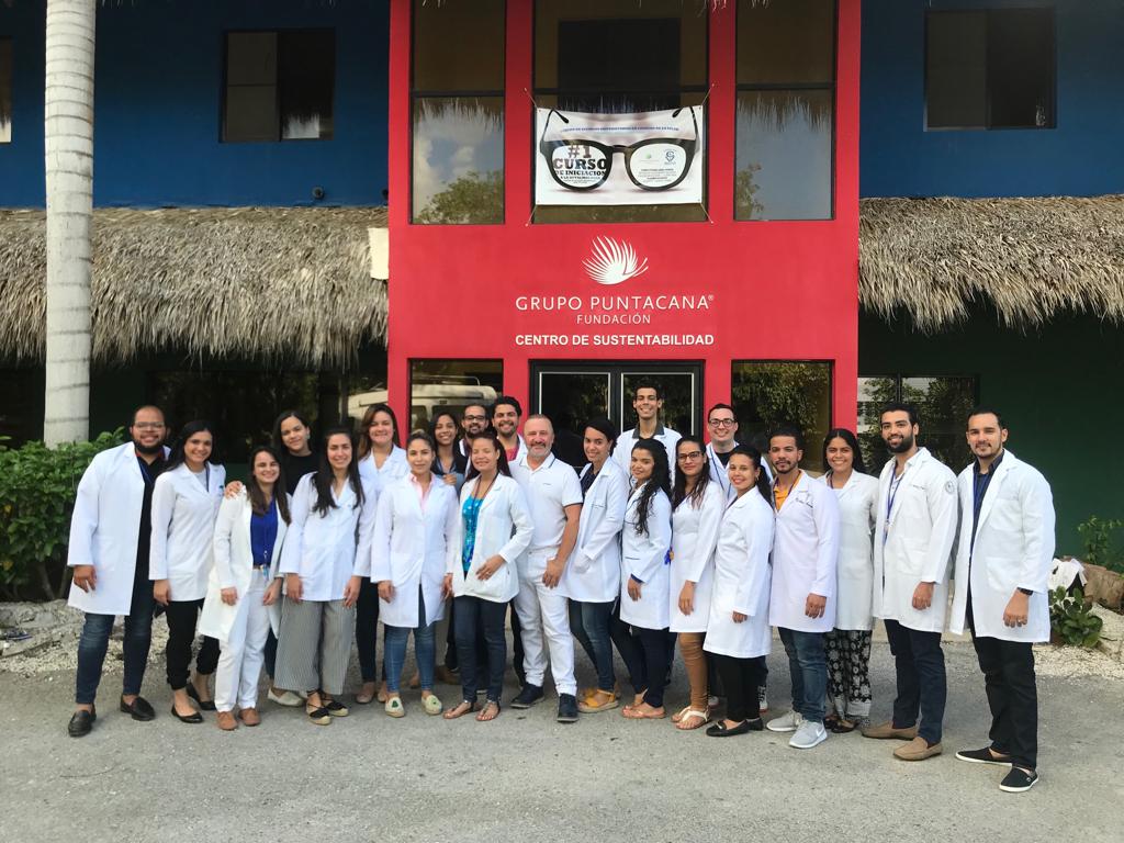 Médicos participantes en el curso de iniciación a la Oftalmología con el jefe de prácticas clínicas Dr. Enrique Santos